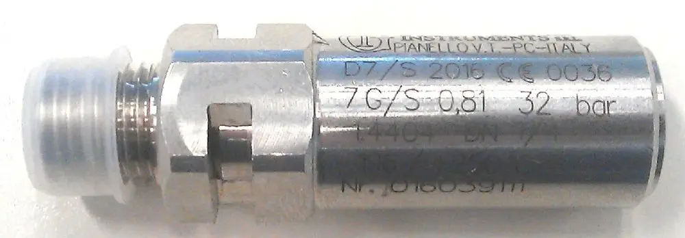 Sicherheitsventil aus Edelstahl mit einer glatten Oberfläche, Beschreibung und technischen Daten auf einem der Seitenflächen, hergestellt von Remeha.
